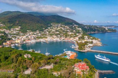 İtalya 'nın Ischia adasındaki Porto d' Ischia şehrinin hava manzarası..