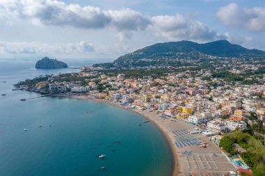 İtalya 'nın Ischia adasındaki San Pietro sahili manzaralı..