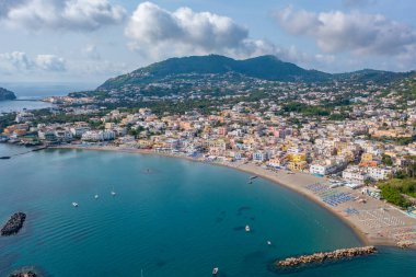 İtalya 'nın Ischia adasındaki San Pietro sahili manzaralı..