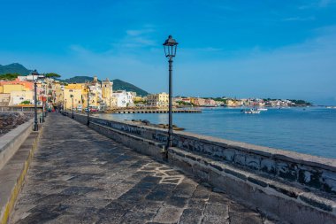 Porto d 'Ischia' nın deniz manzarası bir köprüden İtalya 'nın Ischia adasındaki Aragonese şatosuna kadar izlendi..
