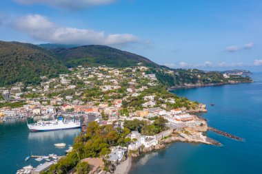 İtalya 'nın Ischia adasındaki Porto d' Ischia şehrinin hava manzarası..