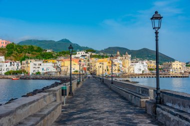 Porto d 'Ischia' nın deniz manzarası bir köprüden İtalya 'nın Ischia adasındaki Aragonese şatosuna kadar izlendi..