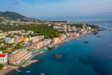 İtalya 'nın Ischia Adası' ndaki Porto d 'Ischia kasabasının deniz manzarası.
