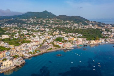 İtalya 'nın Ischia Adası' ndaki Porto d 'Ischia kasabasının deniz manzarası.