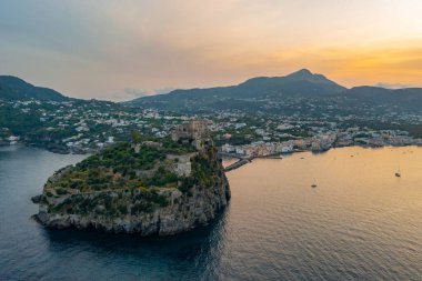 İtalya 'nın Ischia Adası' ndaki Porto d 'Ischia kasabasının deniz manzarası.