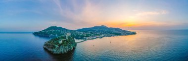 İtalya 'nın Ischia Adası ve Castello Aragonese manzarası.
