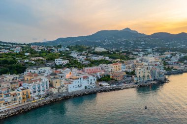 İtalya 'nın Ischia Adası' ndaki Porto d 'Ischia kasabasının deniz manzarası.