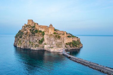 İtalyan adası Ischia açıklarında Castello Aragonese..
