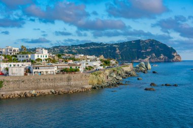 İtalya 'nın Ischia adasındaki Forio' da deniz kenarında gezinti..