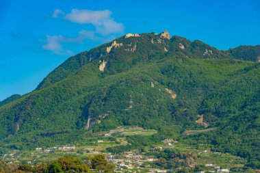 Monte Epomeo Dağı İtalyan adası Ischia 'da.