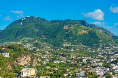 Monte Epomeo Dağı İtalyan adası Ischia 'da.