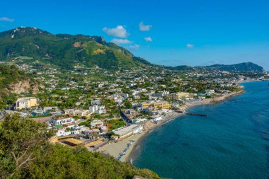 İtalyan şehri manzarası Ischia Adası 'ndaki Forio.