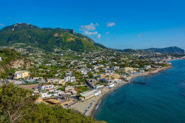 İtalyan şehri manzarası Ischia Adası 'ndaki Forio.