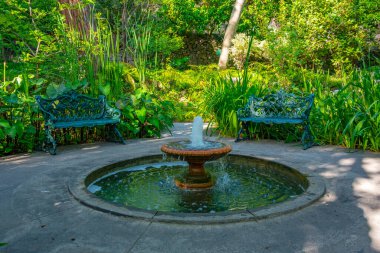 İtalya, Ischia 'daki Giardini la Mortella bahçelerindeki çeşme..
