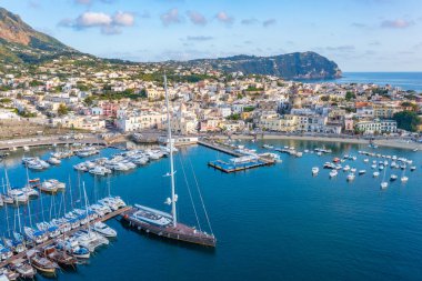 İtalya 'nın Ischia adasındaki Forio marinasına demir atan tekneler..