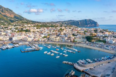 İtalya 'nın Ischia adasındaki Forio marinasına demir atan tekneler..