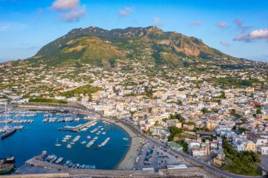 Monte Epomeo İtalyan şehri üzerinde Ischia adasında.