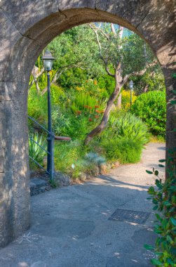 İtalya, Ischia 'daki Giardini la Mortella bahçelerinin manzarası..