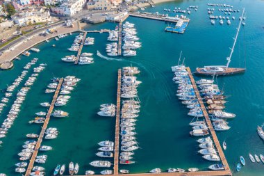 İtalya 'nın Ischia adasındaki Forio marinasına demir atan tekneler..