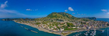 Monte Epomeo İtalyan şehri üzerinde Ischia adasında.