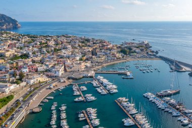 İtalya 'nın Ischia adasındaki Forio marinasına demir atan tekneler..