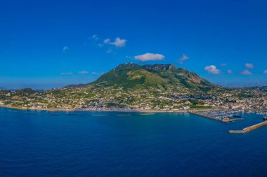 Monte Epomeo İtalyan şehri üzerinde Ischia adasında.