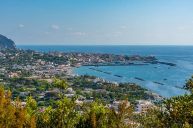 İtalyan şehri manzarası Ischia Adası 'ndaki Forio.