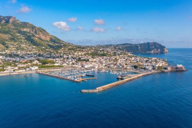 İtalyan şehri manzarası Ischia Adası 'ndaki Forio.