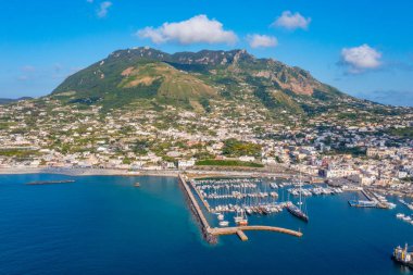 Monte Epomeo İtalyan şehri üzerinde Ischia adasında.