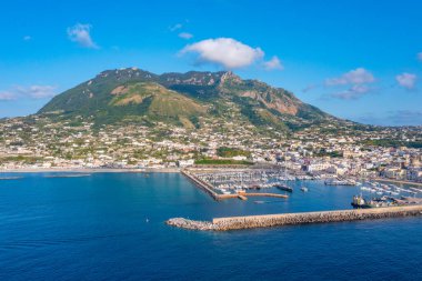 Monte Epomeo İtalyan şehri üzerinde Ischia adasında.