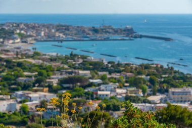 İtalyan şehri manzarası Ischia Adası 'ndaki Forio.