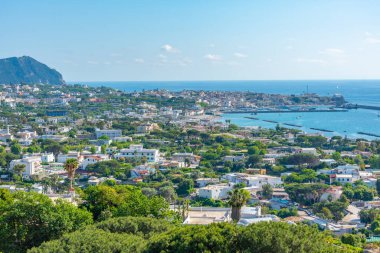 İtalyan şehri manzarası Ischia Adası 'ndaki Forio.