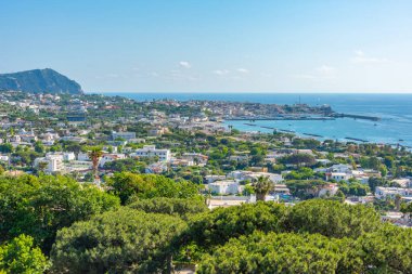 İtalyan şehri manzarası Ischia Adası 'ndaki Forio.