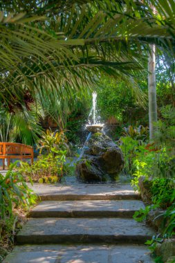 İtalya, Ischia 'daki Giardini la Mortella bahçelerindeki çeşme..