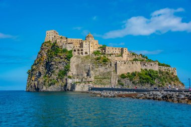 İtalyan adası Ischia açıklarında Castello Aragonese..