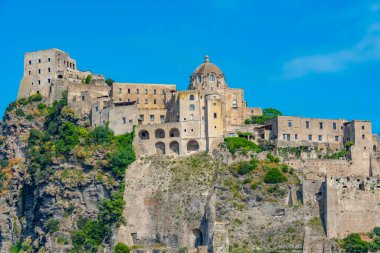 İtalyan adası Ischia açıklarında Castello Aragonese..