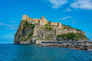 İtalyan adası Ischia açıklarında Castello Aragonese..