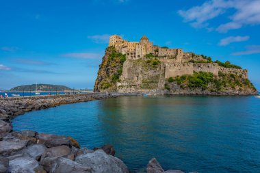 İtalyan adası Ischia açıklarında Castello Aragonese..