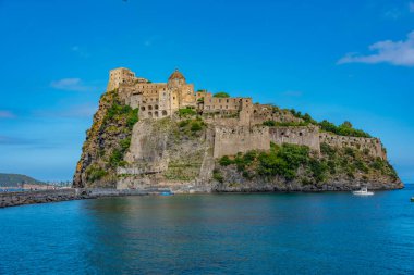 İtalyan adası Ischia açıklarında Castello Aragonese..