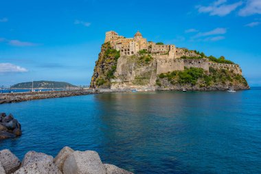İtalyan adası Ischia açıklarında Castello Aragonese..