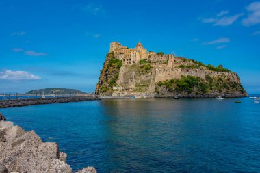 İtalyan adası Ischia açıklarında Castello Aragonese..