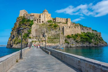 İtalyan adası Ischia açıklarında Castello Aragonese..