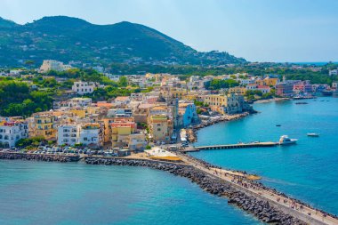 Porto d 'Ischia' nın deniz manzarası bir köprüden İtalya 'nın Ischia adasındaki Aragonese şatosuna kadar izlendi..