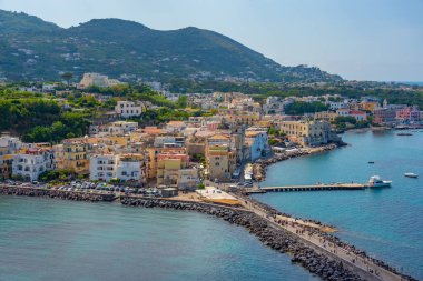 İtalya 'nın Ischia adasındaki Aragonese şatosundan Porto d' Ischia kasabasının deniz manzarası.