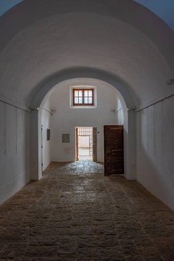 İtalyan adası Ischia 'daki Castello Aragonese' nin iç yapıları..
