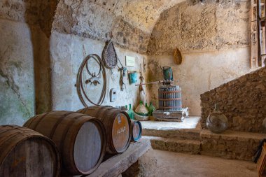 İtalyan adası Ischia 'daki Castello Aragonese' nin iç yapıları..