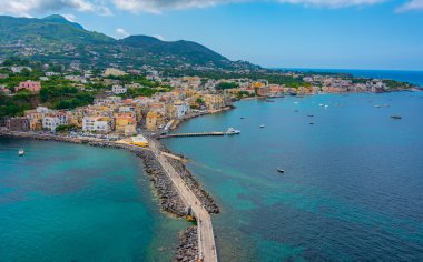İtalya 'nın Ischia adasındaki Aragonese şatosundan Porto d' Ischia kasabasının deniz manzarası.