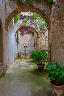 İtalyan adası Ischia 'daki Castello Aragonese' nin iç yapıları..