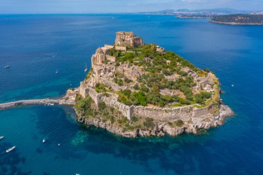 İtalyan adası Ischia açıklarında Castello Aragonese..