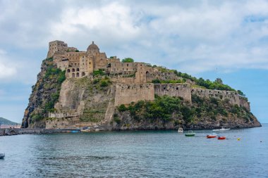 İtalyan adası Ischia açıklarında Castello Aragonese..